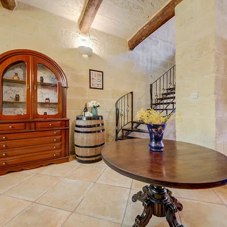 Premium 4br With Pool, Space & Style Sannat