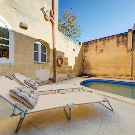 Premium 4br With Pool, Space & Style Sannat
