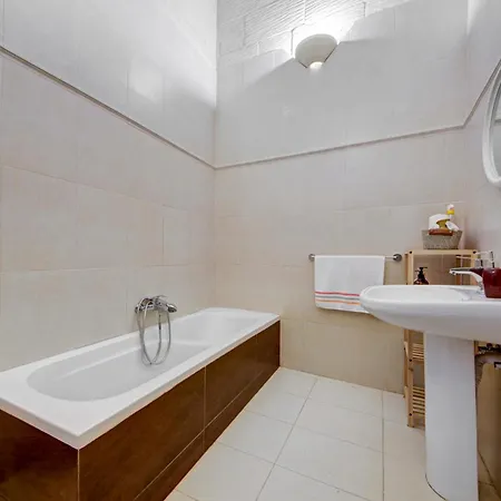 Premium 4br With Pool, Space & Style *