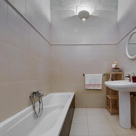 Premium 4br With Pool, Space & Style Sannat