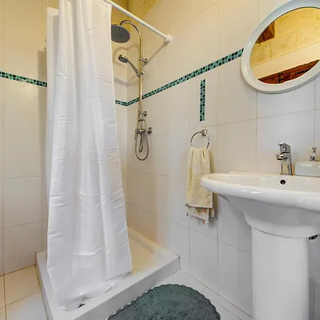 Premium 4br With Pool, Space & Style Sannat
